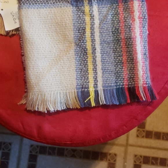 Plaid Scarf/Wrap - Picture 4 of 6
